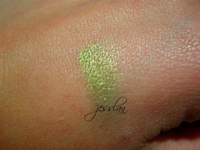 Swatch ombretto in crema verde #21 - Kiko