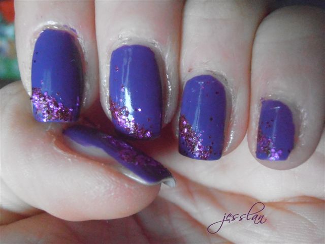 Nail art viola e brillantini Nail art viola e brillantini