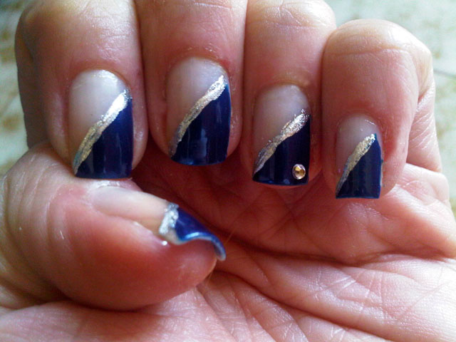 nail art diagonale blu