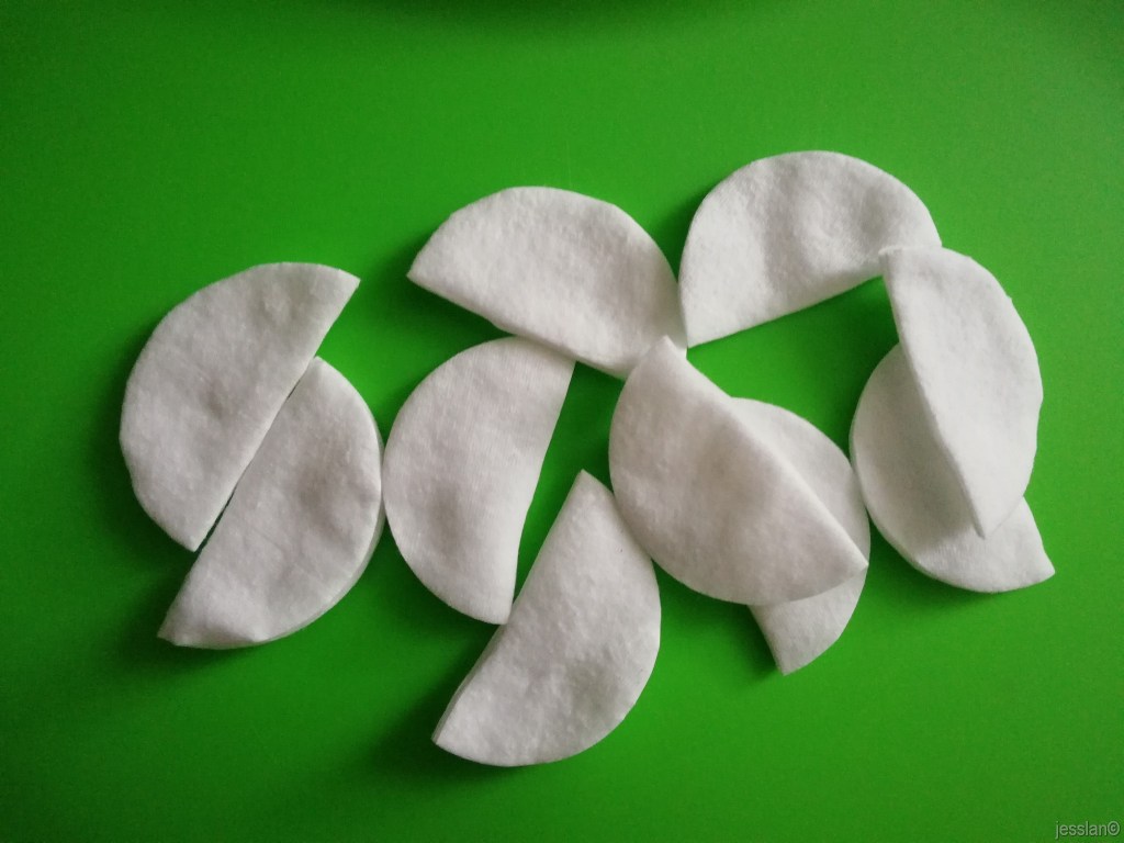 Dischetti di cotone tagliati a metà